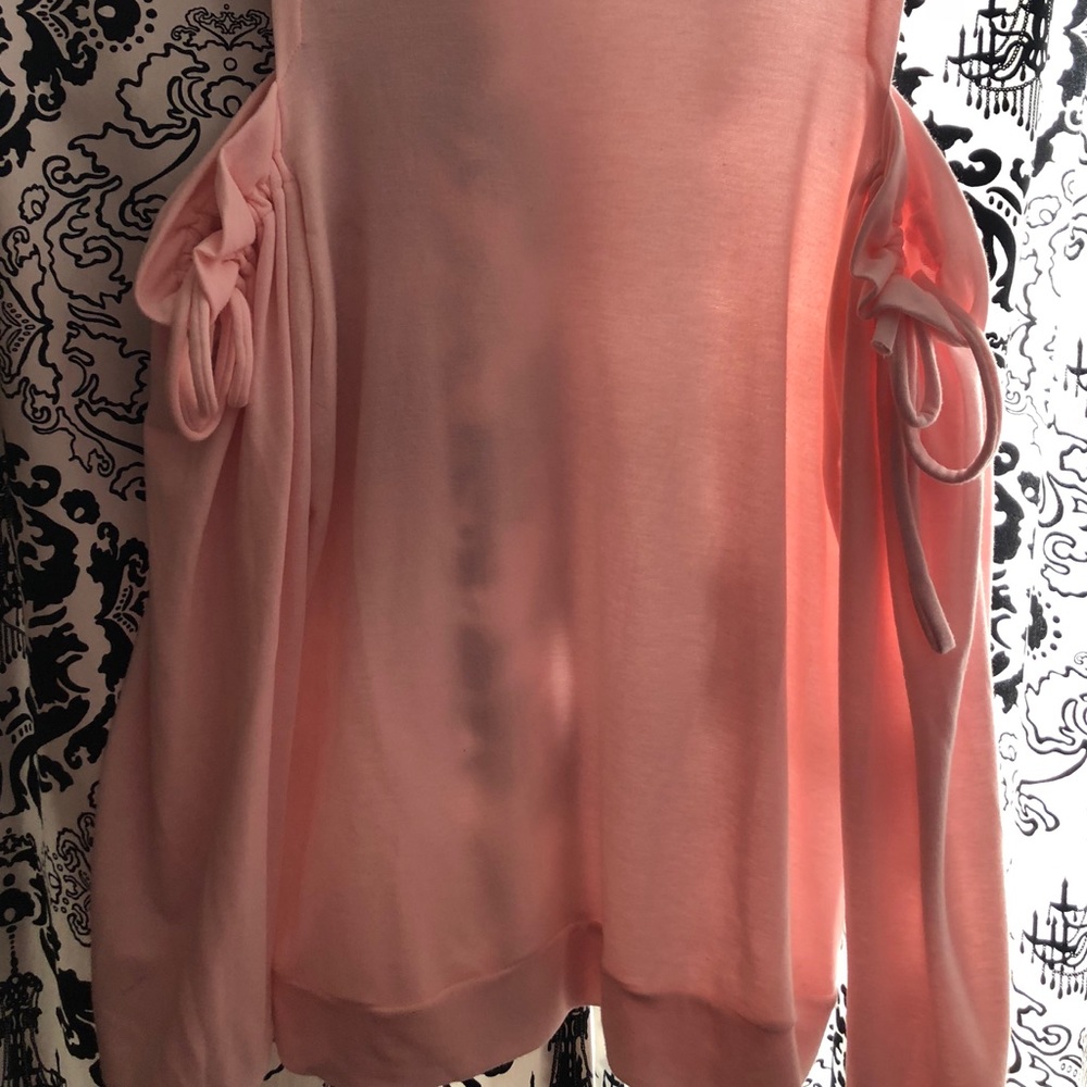🎀Cold Shoulder Bow Top🎀 - Picture 4 of 6